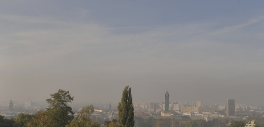 Město zahalené smogem.