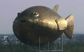 Socha ryby o váze 2300 tun vztyčená ve městě Jang-čung stála v přepočtu 215 milionů korun.