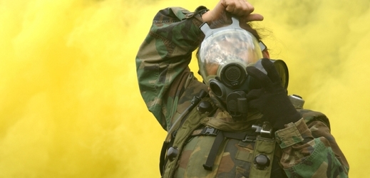Americká vojačka při protichemickém výcviku (ilustrační foto).