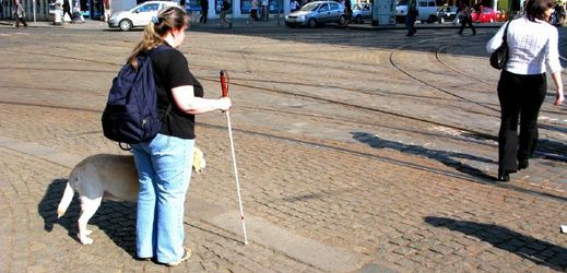 Nevidomí raději přijímají pomoc od jiných nevidomých. Ti totiž lépe rozumí jejich vnímání okolí. Např. je nezajímají názvy ulic, ale spíše zvuky. Také mají lepší odhad vzdálenosti (ilustrační foto).