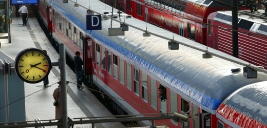 "Není možné, aby železniční spojení mezi Vídní a Prahou trvalo dvojnásobně dlouhou dobu než spojení mezi Vídní a Salcburkem. To se musí měnit," uvedl Fischer.