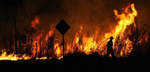 Obří lesní požár možná zapříčinil armádní výcvik s výbušninami (ilustrační foto).