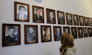 Portréty bývalých ministrů a dalších "vládců" budovy.