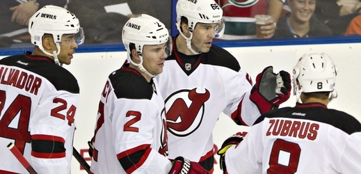 Jaromír Jágr se raduje se spoluhráči z New Jersey Devils.
