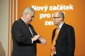 Prezident Miloš Zeman (vlevo) s lídrem sociální demokracie Bohuslavem Sobotkou.