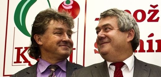 Komunisti podle průzkumu posílili. Na snímku šéf partaje Vojtěch Filip (vpravo) s místopředsedou Jiřím Dolejšem.