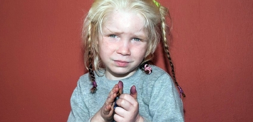 Dívka, kterou řecké úřady odebraly rodině v romském ghettu.