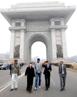 Rodman při procházce Pchjongjangem.