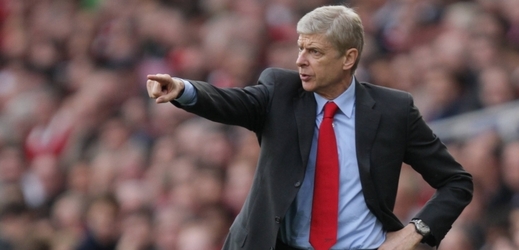 Manažer Arsène Wenger se se svým Arsenalem vyhřívá na špici anglické Premier League. 