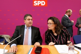 Gabriel a Nahlesová. Tito socialisté (SPD) hlavně rozhodují o závěrech koaličních jednání s CDU/CSU.
