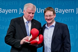 Seehofer (CSU) pilně informuje o zákulisí jednání mezi konzervativci a socialisty