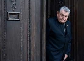 Kardinál Duka odchází po jednání s premiérem Jiřím Rusnokem.