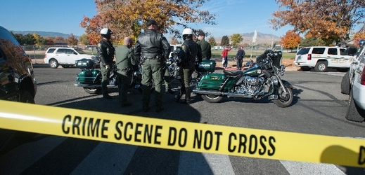 Zatím není možné říct, jaký byl motiv střelby uvedl policista z nedalekého města Reno.