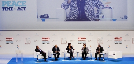 Varšavský summit nositelů Nobelovy ceny za mír. U mikrofonu íránská právnička Shirin Ebadi.