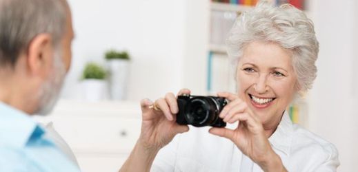 Starší lidé by měli svůj mozek udržovat čilý rozmanitými a náročnějšími koníčky, např. fotografováním (ilustrační foto).