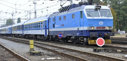 Vlak srazil v Černošicích muže, který na místě zraněním podlehl (ilustrační foto).