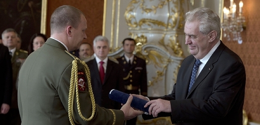Prezident Miloš Zeman jmenoval 8. května v Praze Milana Kovandu generálem české armády.