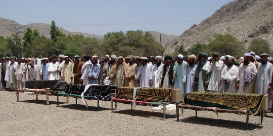 Pohřeb údajně civilních obětí útoku amerického bezpilotního letounu na kmenových územích v Pákistánu.