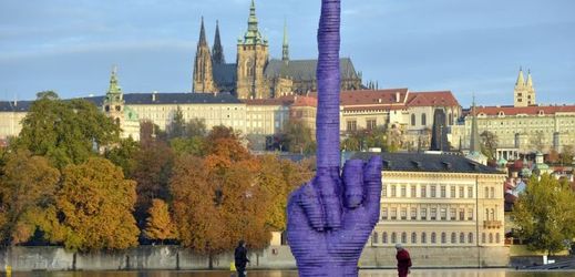 V popředí kontroverzní instalace Davida Černého, v pozadí Pražský hrad.