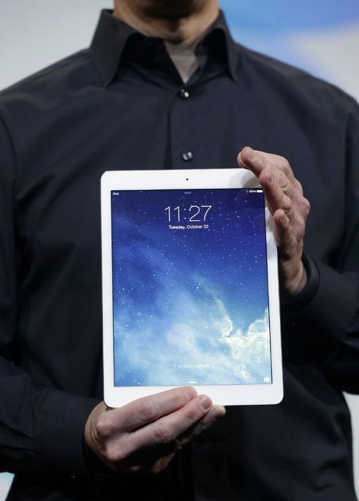 Nový iPad Air v rukou Tima Cooka.