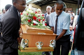 Pohřeb jedné z desítek obětí nedávného teroristického útoku na obchodní centrum v Keni.