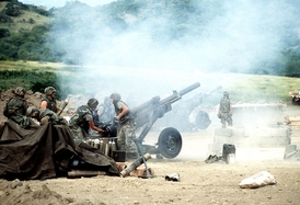 Vojáci USA pálí na Grenadě z houfnice M102.