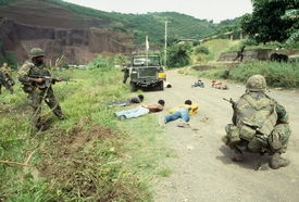 Zajatí protivníci na Grenadě při americké invazi roku 1983.