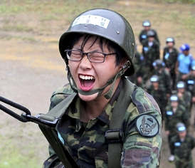 Povinnou součástí výuky studentů v Jižní Koreji je i vojenský výcvik.