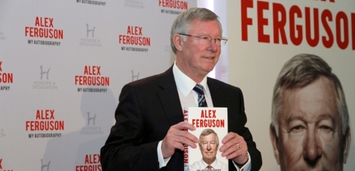 Sir Alex Ferguson se svou autobiografií. 