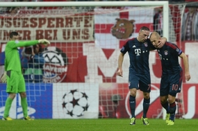 Hvězdy Bayernu Franck Ribéry (vlevo) a Arjen Robben se radují z gólu. V pozadí přihlíží překonaný gólman Plzně Matúš Kozáčik.