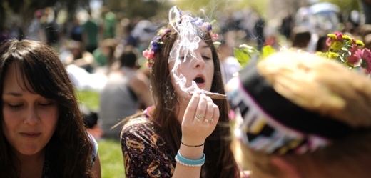 Legální marihuanu podporují převážně mladší lidé a voliči demokratů (ilustrační foto).