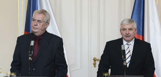 Premiér v demisi Jiří Rusnok nesouhlasí s aktivitami svých spolustraníků. Vlevo prezident Miloš Zeman, který se k celé akci nijak nevyjádřil.