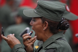 Příslušnice bolívarovských milicí. Podle Madura mají navléct uniformu všichni.