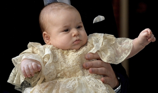 Tříměsíční princ Georg Alexandr Louis krátce po křtinách v košilce, v jejímž originálu byl v roce 1982 pokřtěn jeho otec William.