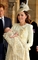 Vévodkyně z Cambridge Kate se synem princem Georgem po křtu ve Svatojakubském paláci v Londýně. V pozadí je princ Harry, který byl křtu také přítomen.
 