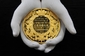 Pamětní mince vydaná k příležitosti středečního křtu prince George. 