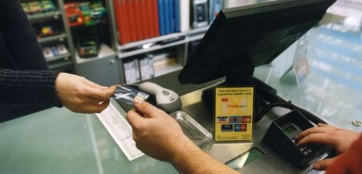 Češi chtějí mít přehled o financích, proto dávají přednost debetním kartám (ilustrační foto).
