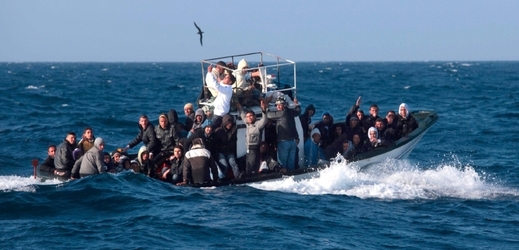 Jedna z mnoha lodí s běženci z Afriky se potápí u Lampedusy.