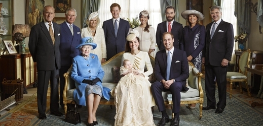 Snímek zachycuje celkem čtyři generace - od malého George až po královnu Alžbětu II.