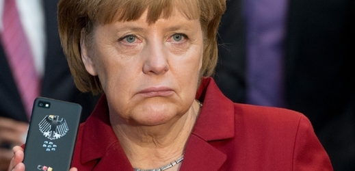 Američané odposlouchávali komunikaci mobilem Merkelové.
