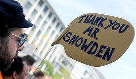 Děkujeme, pane Snowdene. Z demonstrace proti americkému špiclování v Berlíně.