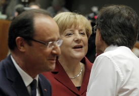 Rozzlobení jen na oko? Německá kancléřka Merkelová, francouzský prezident Hollande a belgický premiér di Rupo.