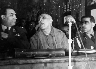 Íránský premiér Mosaddek svržený CIA před soudem roku 1955.