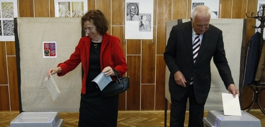 Bývalý prezident Václav Klaus (vpravo) společně s manželkou Livií odevzdal 25. října v Praze hlas ve volbách do Poslanecké sněmovny.