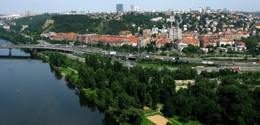 Na břehu Vltavy poblíž Barrandovského mostu byla nalezena lidská noha (ilustrační foto).