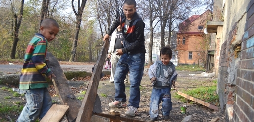 Romové v ghettu v Ostravě-Hrušově, kde se prý uplácelo ve prospěch TOP 09.