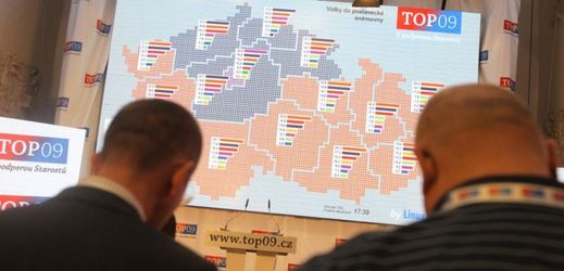 Politici TOP 09 sledují volební výsledky, kterým dominovaly ČSSD a hnutí ANO.