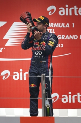 Sebastian Vettel se raduje z dalšího velkého vítězství.