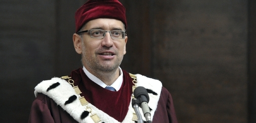 Rektor Mikuláš Bek si "nezasloužil" pozvánku kvůli odmítnutí Zemana.