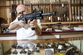 Bohatý výběr zbraní v obchodě v americkém městě Palm Desert.